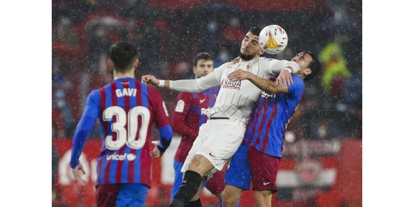 El Barcelona se enfrenta al Sevilla FC de 10 jugadores pero cuesta ganar